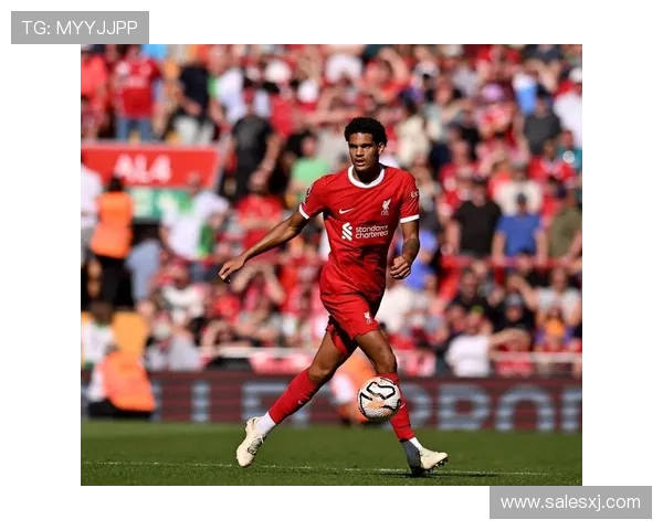 宽萨捧起欧青赛冠军奖杯！红军生涯完美谢幕